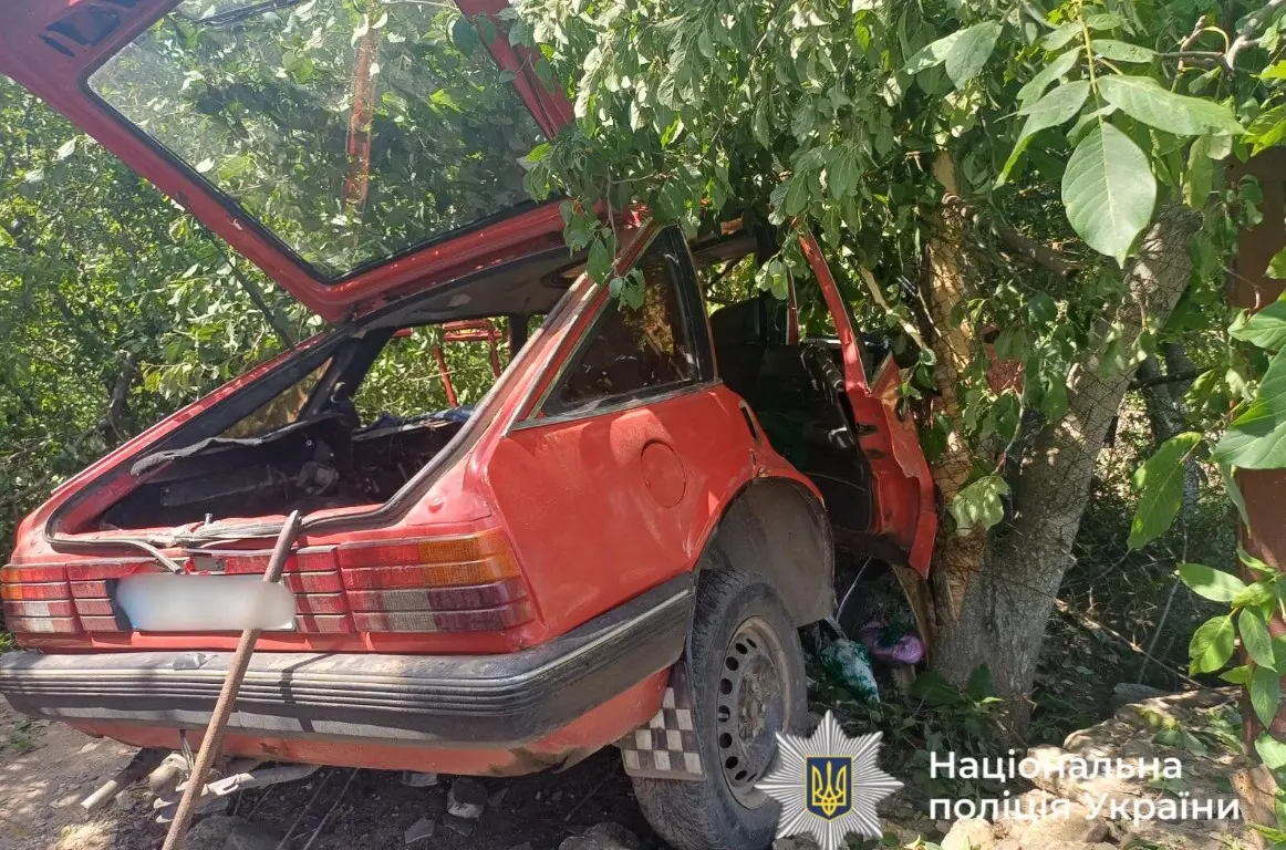 Внаслідок аварії на Вінниччині загинув водій, який в’їхав у паркан і дерево