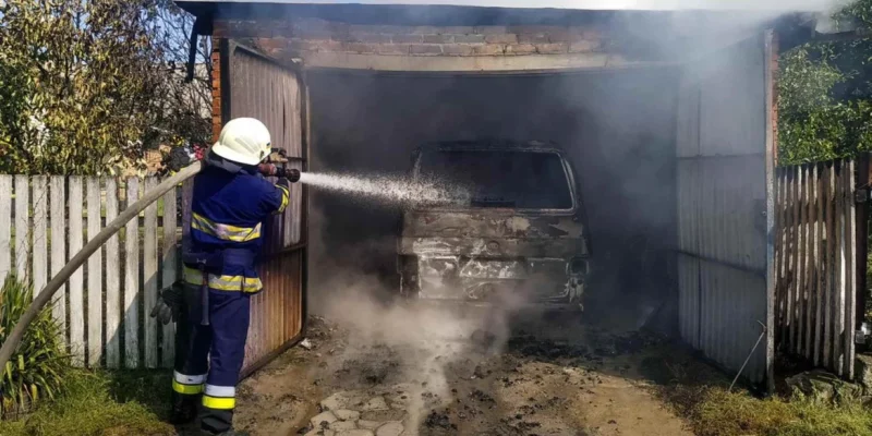 На Вінниччині пожежа знищила в гаражі одне авто й пошкодила інше