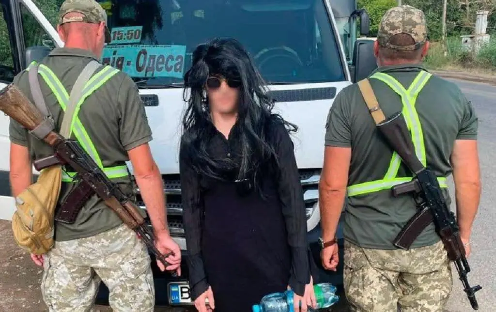 У перуці та сукні: на Одещині чоловік перевдягся у жінку, щоб втекти за кордон