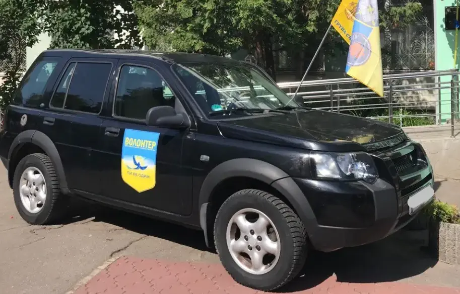 У вінницькому ліцеї №29 передали позашляховик для бригади «Червона калина»