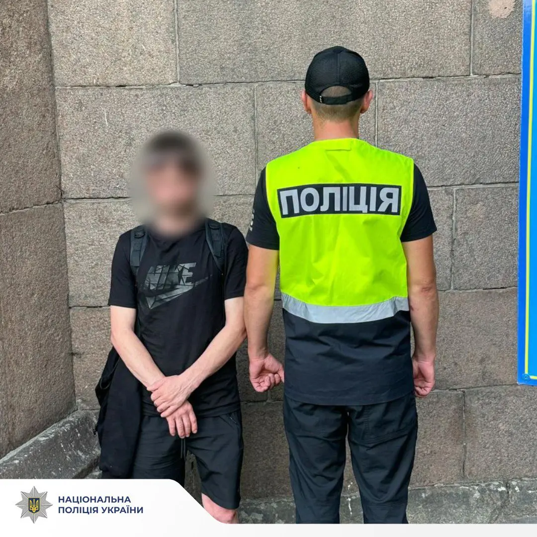 Чоловіка, що помочився на будівлю поліції у Харкові, розшукали