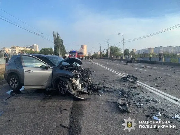 У Київ автомобіль загорівся після зіткнення в ДТП: фото, відео
