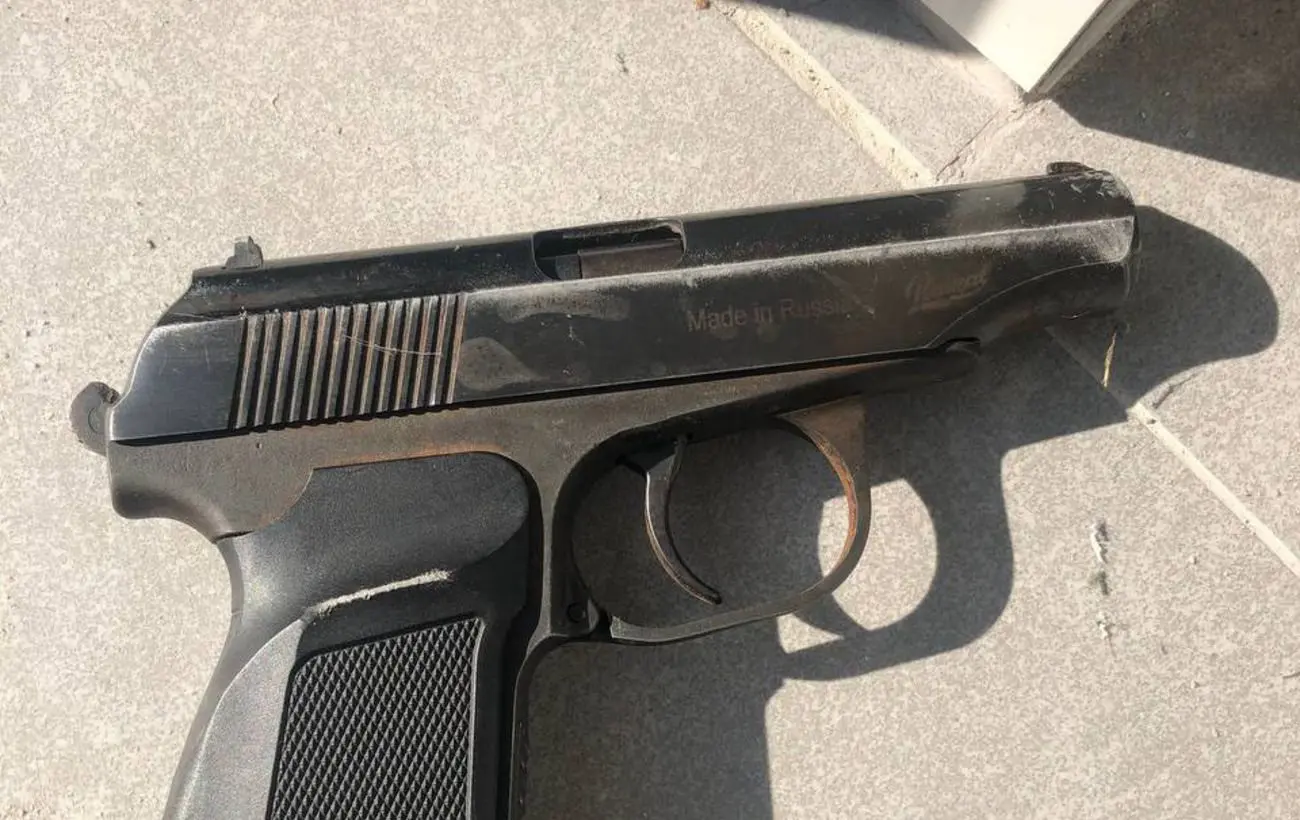 Граната, пістолет і 300 набоїв: у Києві нетверезий чоловік погрожував охоронцю ЖК