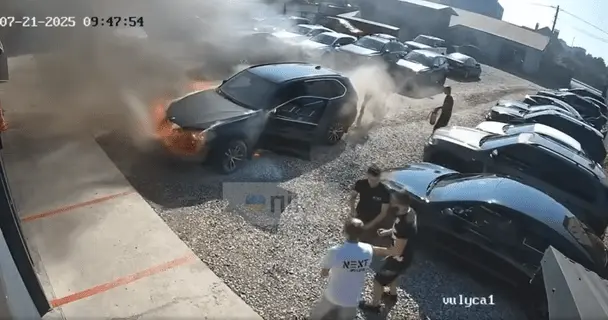 Охоплене вогнем авто заїхало на СТО в Івано-Франківську: відео, як BMW згоріло вщент