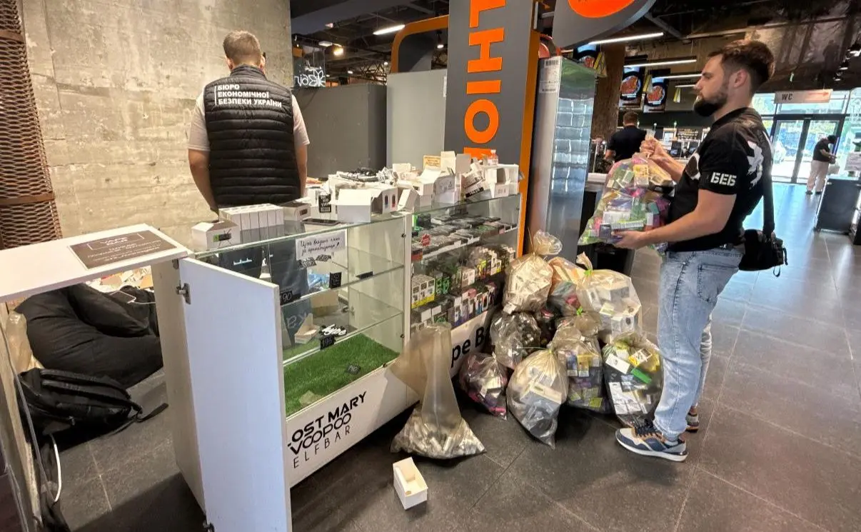 У Києві влаштували облаву на нелегальних торговців електронними сигаретами. ФОТО