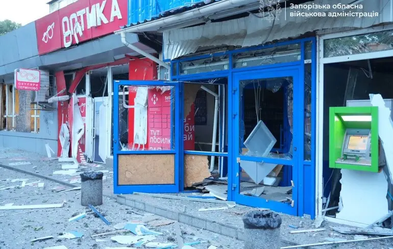 Під час дронової атаки у Запоріжжі були поранені поліцейські, ОВА порахувала дрони і показала фото наслідків