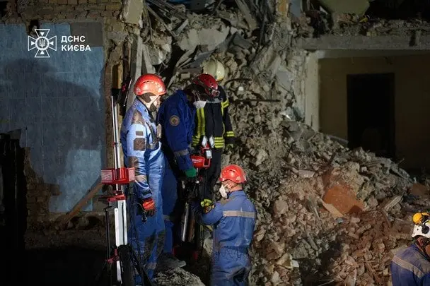 У Києві зросла кількість жертв російського удару по житловому будинку — ДСНС (фото)
