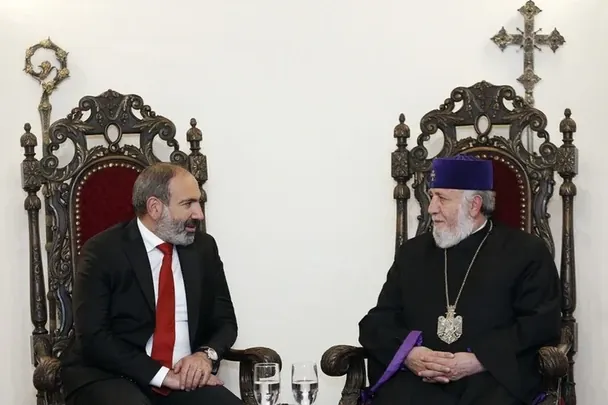 Пашинян запропонував показати пеніс главі Вірменської церкви