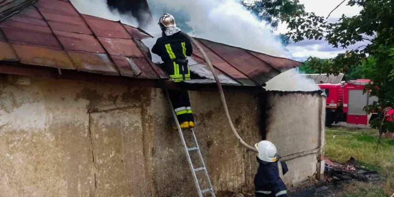 На Вінниччині згорів будинок, легковик і сміттєзвалище
