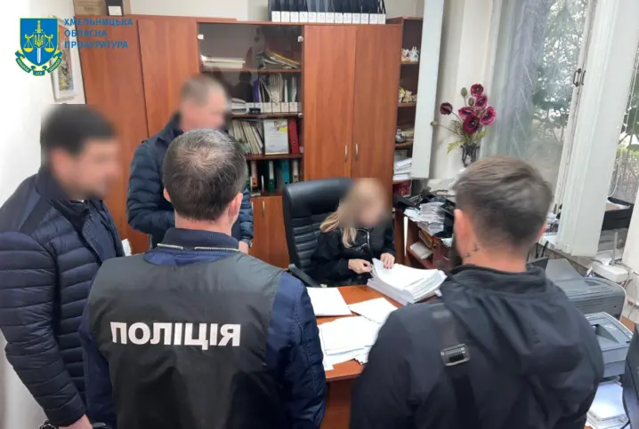 Посадовиця з Хмельниччини допомагала охочим купити посвідчення тракториста