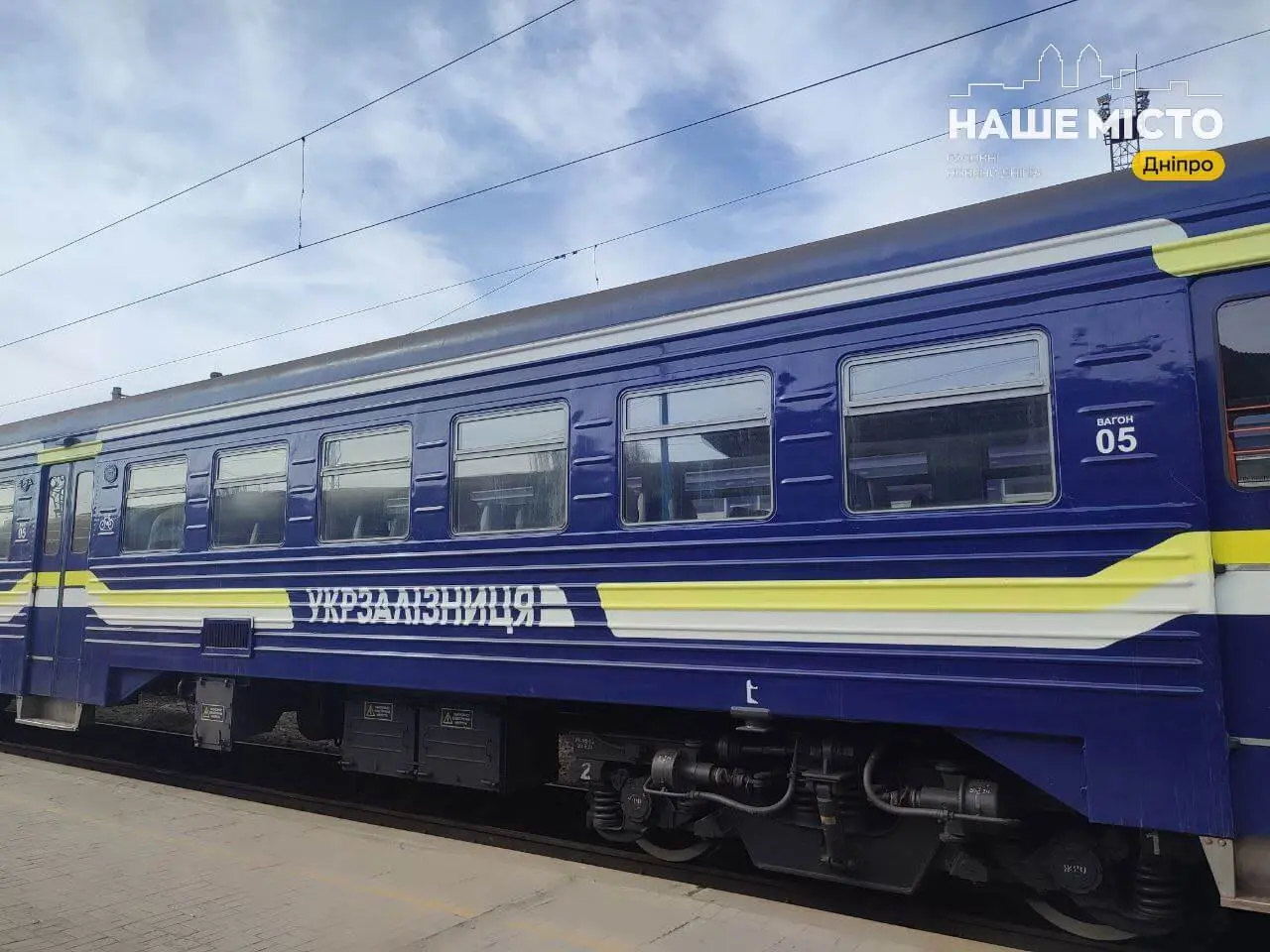 В «Укрзалізниці» пояснили, чому не зупиняють рух поїздів під час повітряних тривог та обстрілів