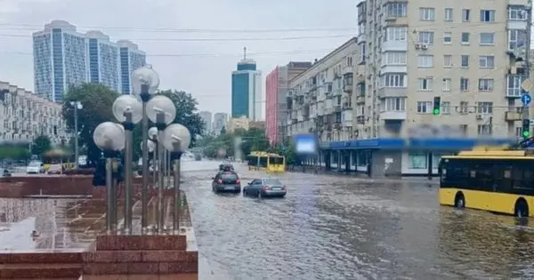У Києві через потужну зливу затопило кілька районів (фото, відео)