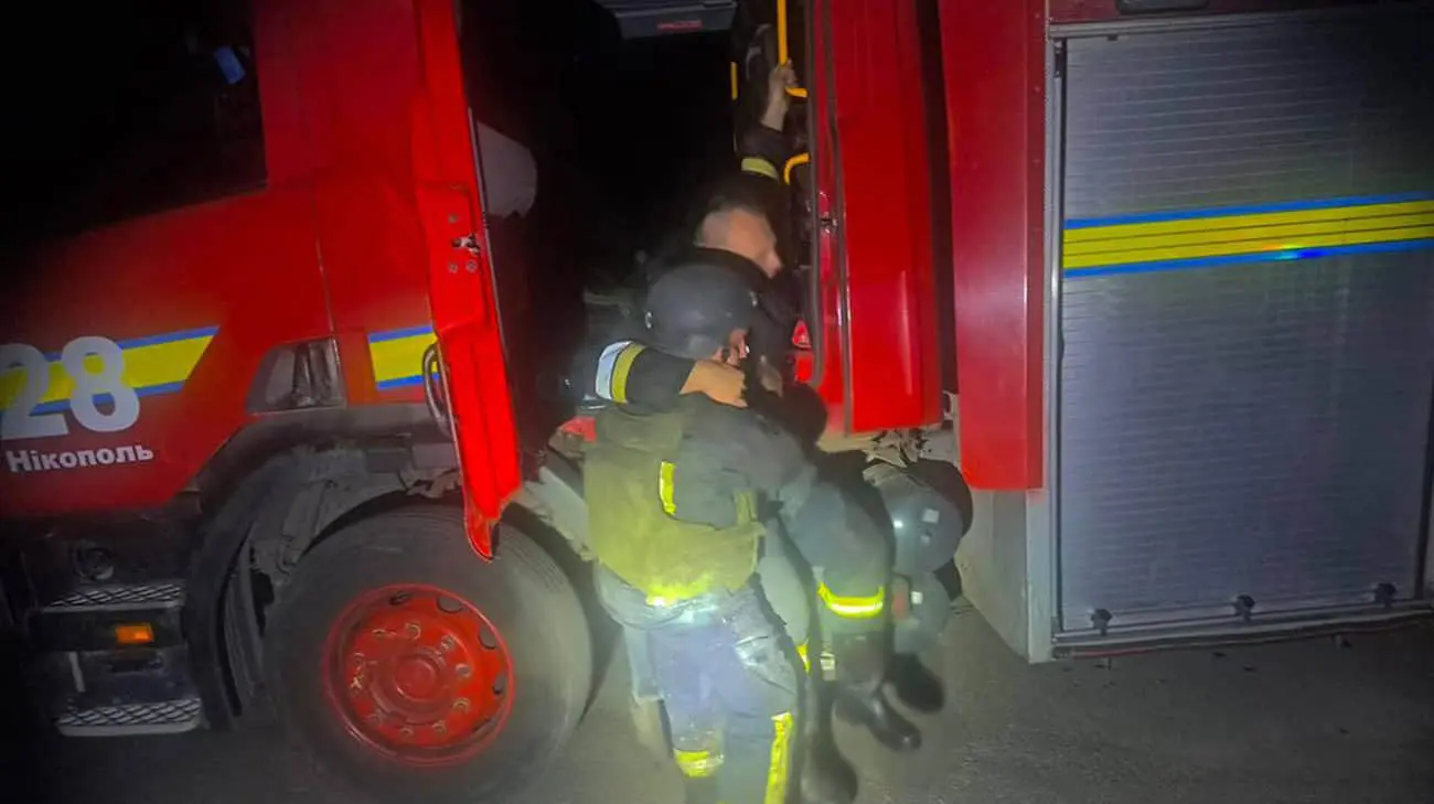 Росіяни вдарили по рятувальниках, які ліквідовували наслідки атаки на автомобіль у Нікополі