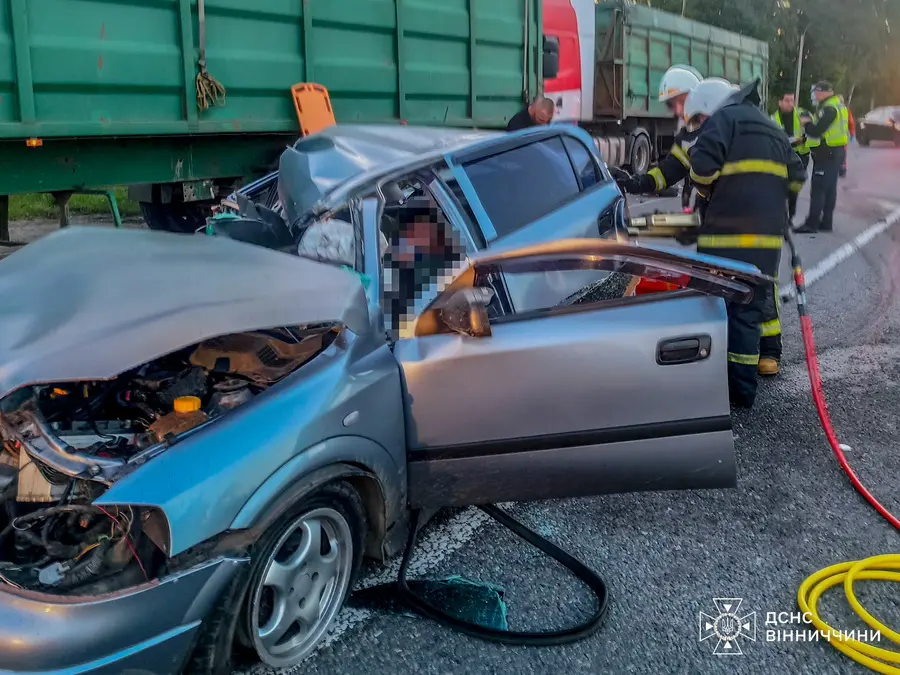У Вінницькому районі легковик зіткнувся з вантажівкою