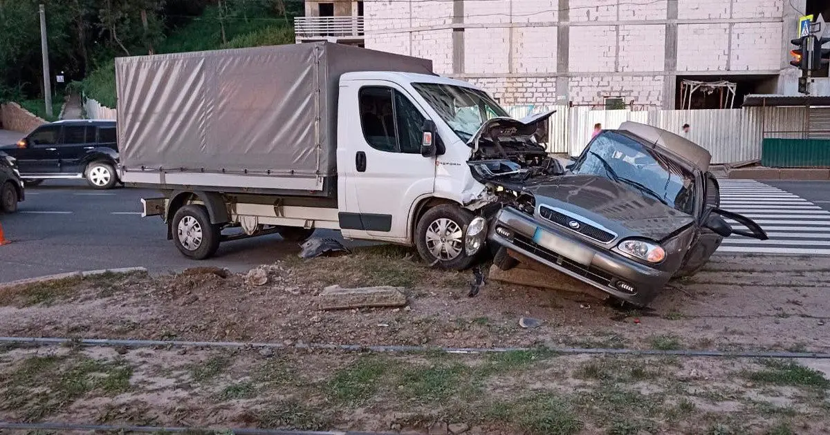 У Харкові зіткнулися легкова автівка та вантажівка