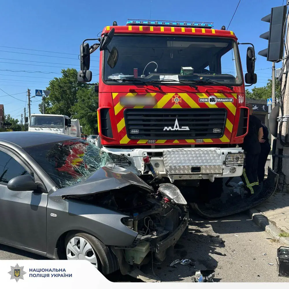 У Харкові Hyundai зіткнувся з пожежним автомобілем: постраждали жінка і дитина