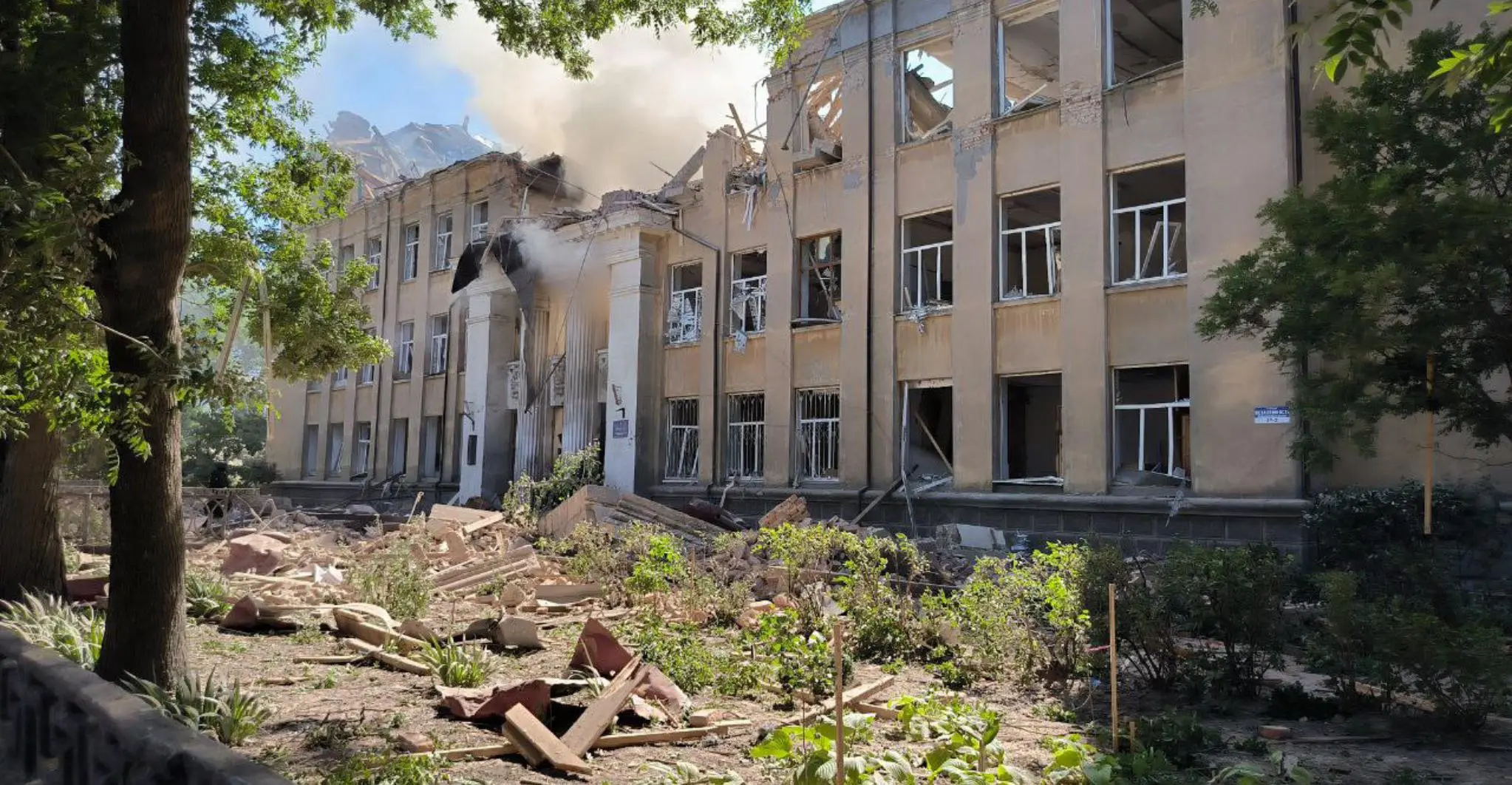 Рятувальники опублікували фото та відео наслідків удару по Білгороду-Дністровському