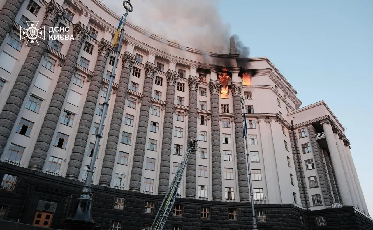Вперше через російську агресію пошкоджена будівля уряду, дах і верхні поверхи, — Свириденко
