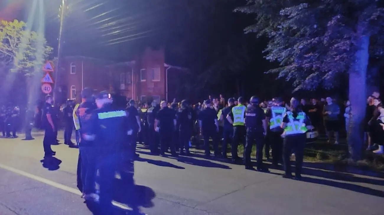У Вінниці сотні людей вимагають звільнити чоловіків, яких ТЦК нібито утримує на місцевому стадіоні