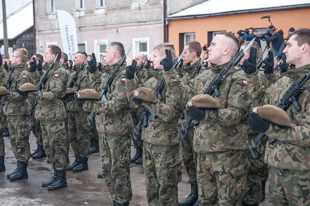 В Польше объявили ускоренный вызов военных теробороны