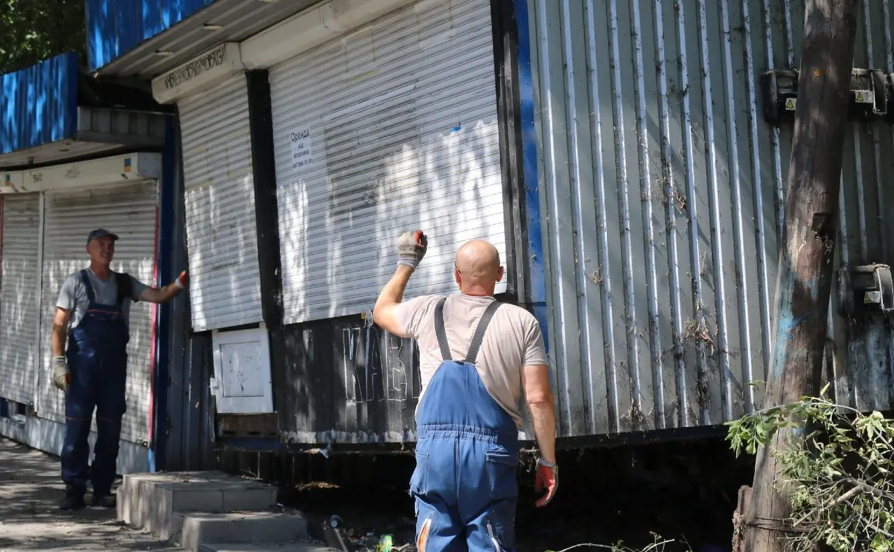 На проспекті у столиці знесли понад десять кіосків, розташованих за однією адресою