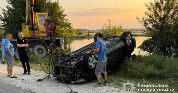На Тернопільщині водій легковика злетів з дороги у ставок та загинув