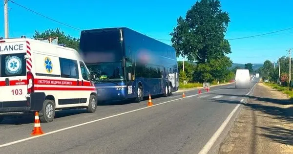 На Прикарпатті водій туристичного автобуса на смерть збив пенсіонерку