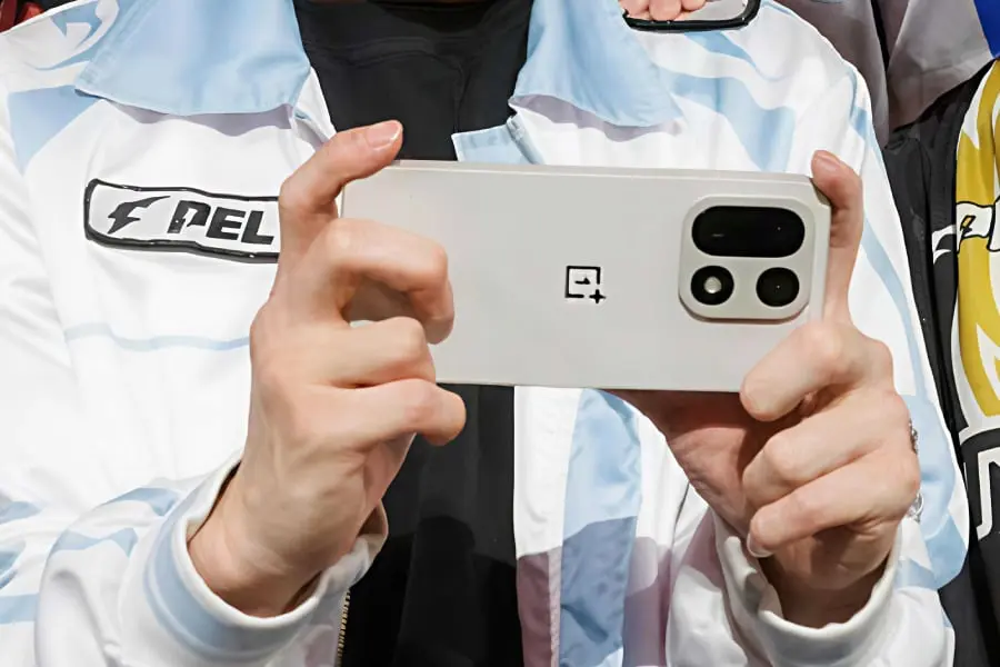 OnePlus 15 з’являється в мережі перед запуском