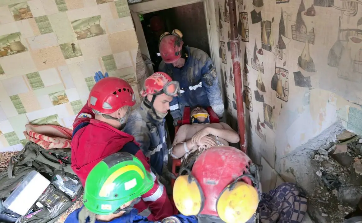 У Києві рятувальники дістали чоловіка живим з-під завалів зруйнованого під’їзду