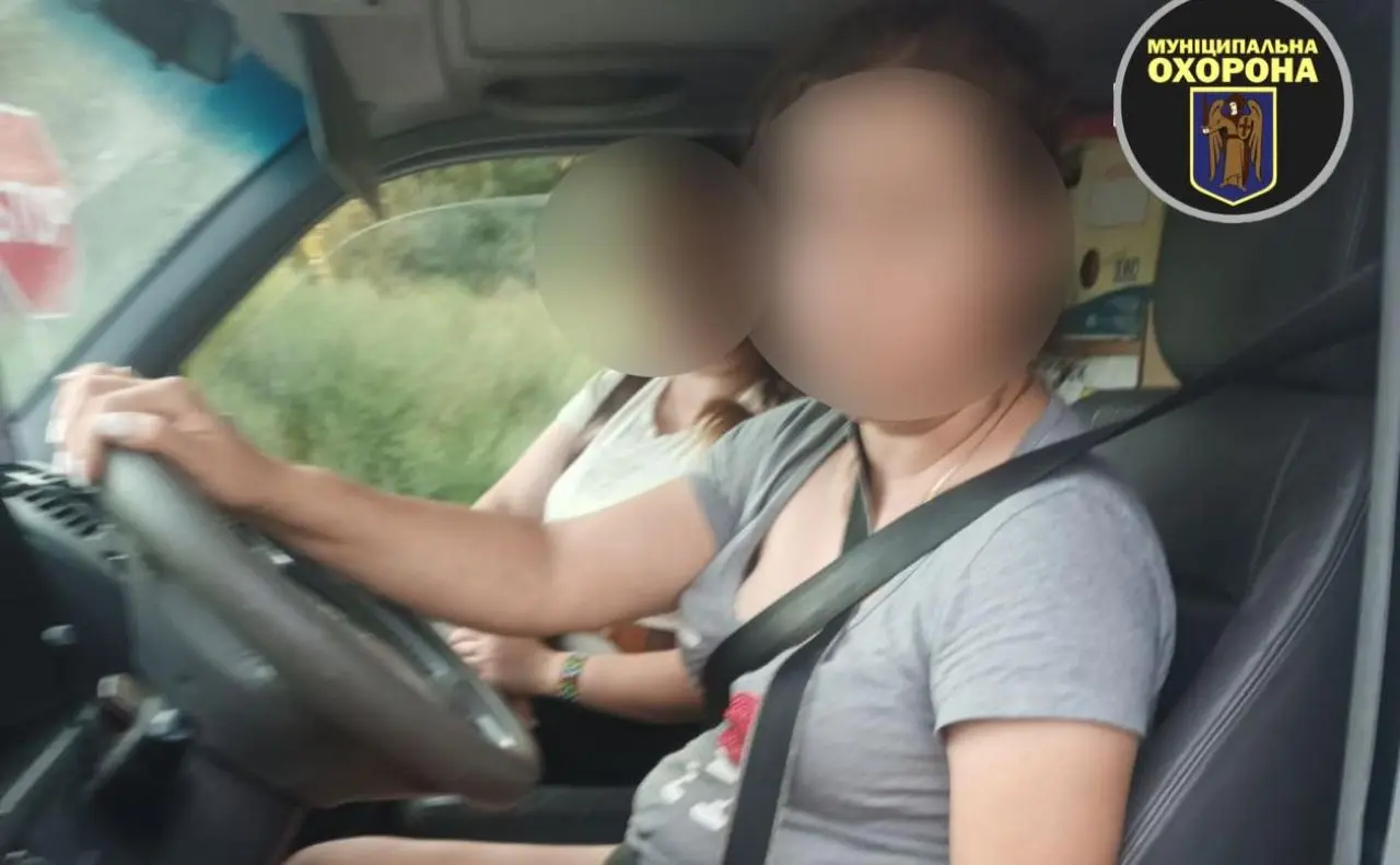 У Києві жінки вивозили сміття у зелену зону: їх зупинили