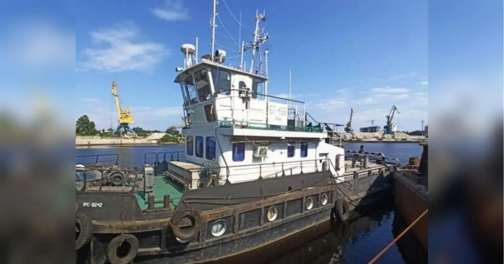 На острові Водників просів грунт під приватним будинком: мешканці звинувачують компанію, яка намиває пісок по руслу Дніпра (відео)