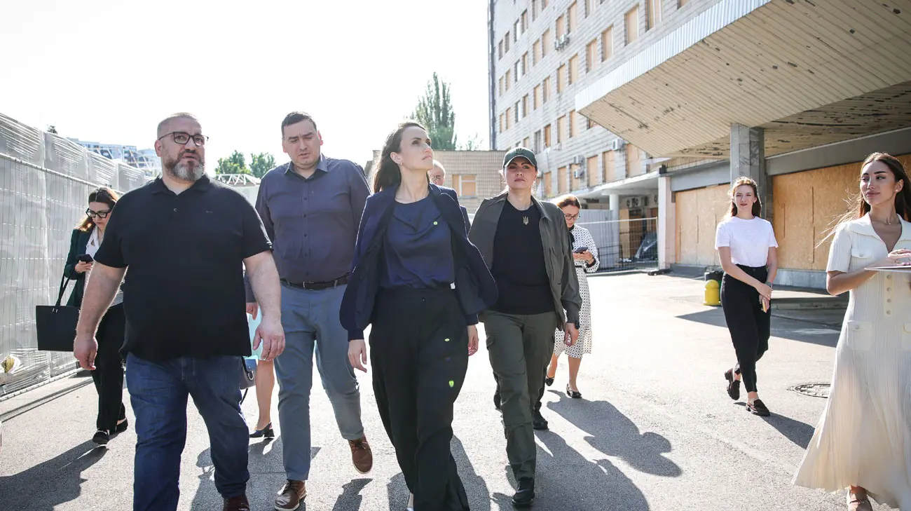 Міністр закордонних справ Румунії відвідала Охматдит у Києві