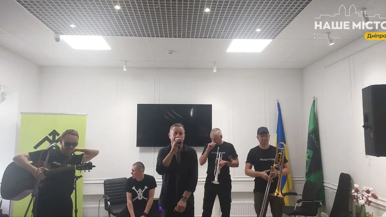 Повна зала та Гімн «Хартії»: у Дніпрі виступив гурт «Жадан і собаки»
