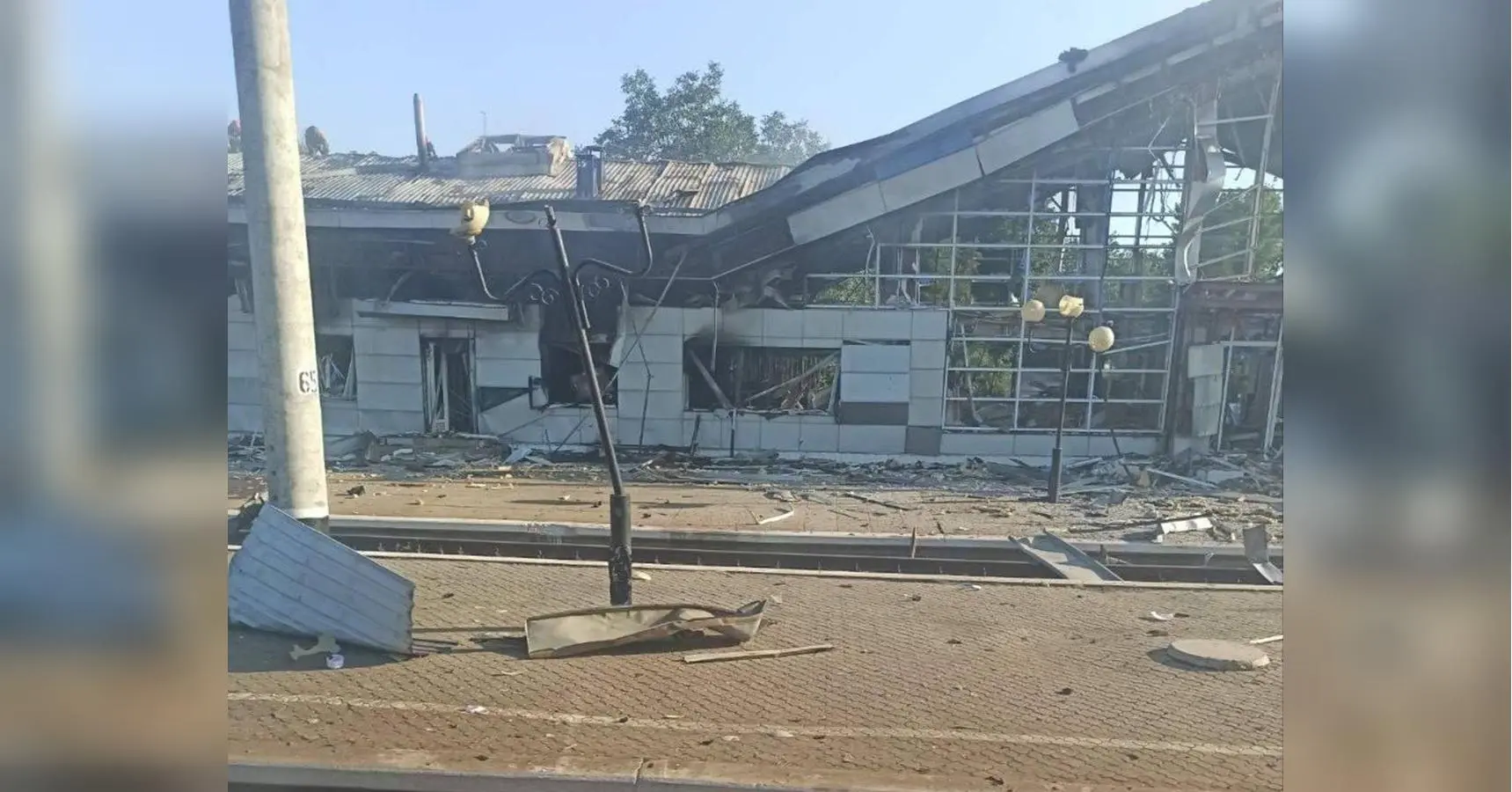 Залізничний вокзал у Синельниковому на Дніпропетровщині зруйновано внаслідок удару ворога (відео)