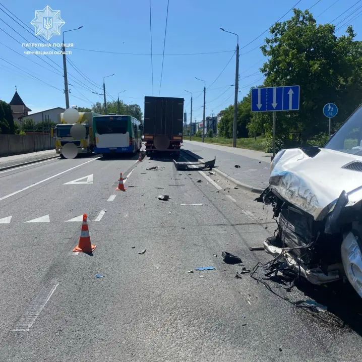 Розтрощений бус. На Хотинській у Чернівцях трапилася аварія