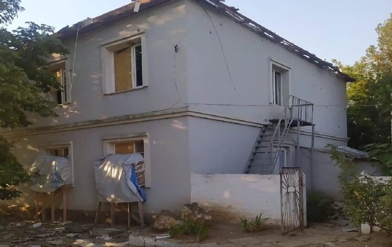 Під Херсоном росіяни вдарили по медзакладу: перші фото наслідків