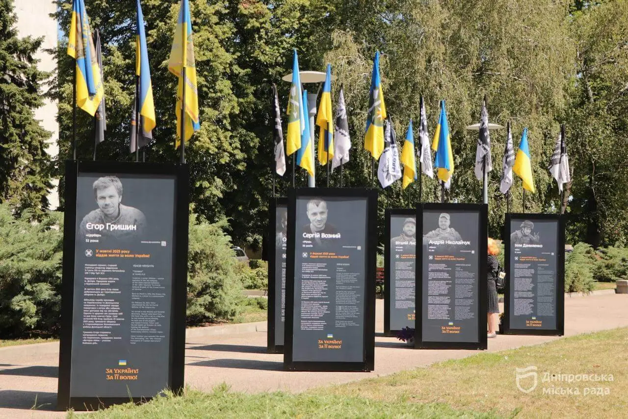 Дніпро вшановує захисників: у місті відкрили першу частину проєкту «Історії Героїв» 