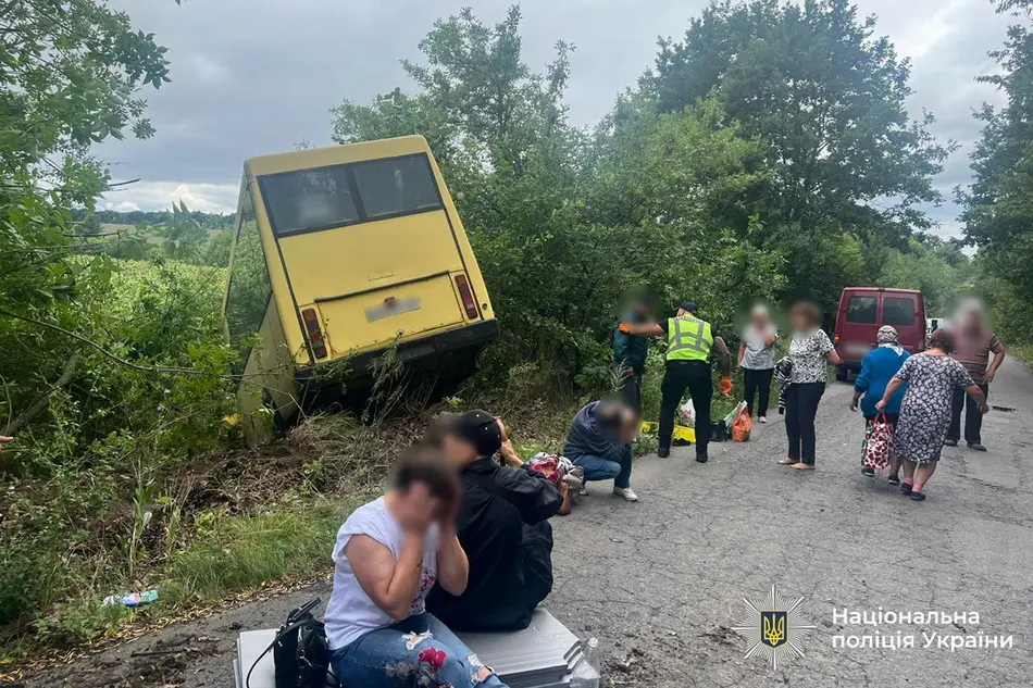 На Вінниччині автобус з'їхав у кювет: є постраждалі