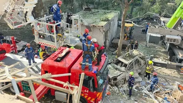 Удар по багатоповерхівці в Києві: ще одну людину врятовано, є зниклі безвісти