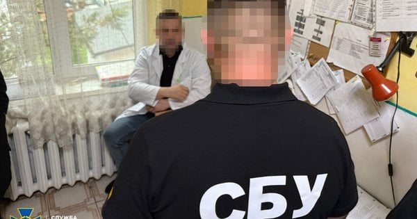 На Закарпатті затримали лікаря ВЛК, який за хабарі відправляв ухилянтів на стаціонар