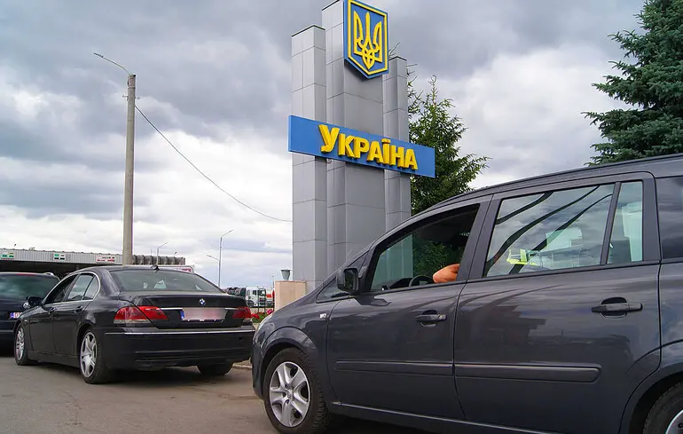 Виїзд за кордон з особою з інвалідністю: чи може військовозобов’язаний повернутися пізніше