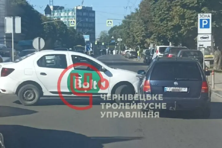 У Чернівцях на проспекті Незалежності ускладнено рух через ДТП