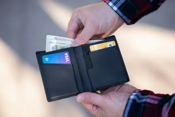 Куди вкладати гроші під час війни: економіст відповів