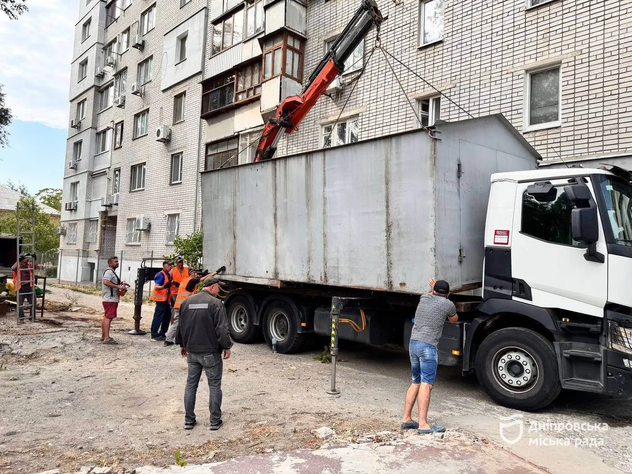 Замість старих гаражів – дитячі майданчики: у Дніпрі звільняють міський простір від незаконних споруд