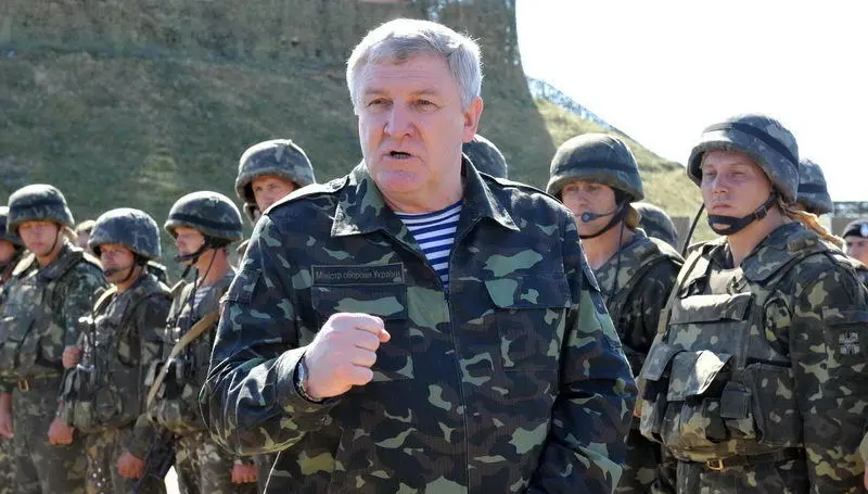 Три экс-министра обороны времен Януковича получили подозрения в государственной измене