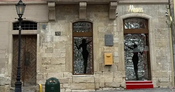 Стрип-клуб у центрі Львові самовільно замінив вікна та встановив у них силуети жінок