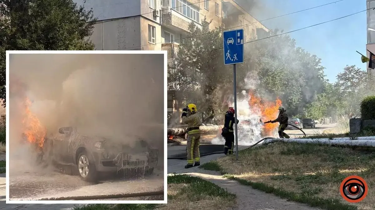 У Павлограді загорівся BMW X5: вогонь перекинувся на теплотрасу