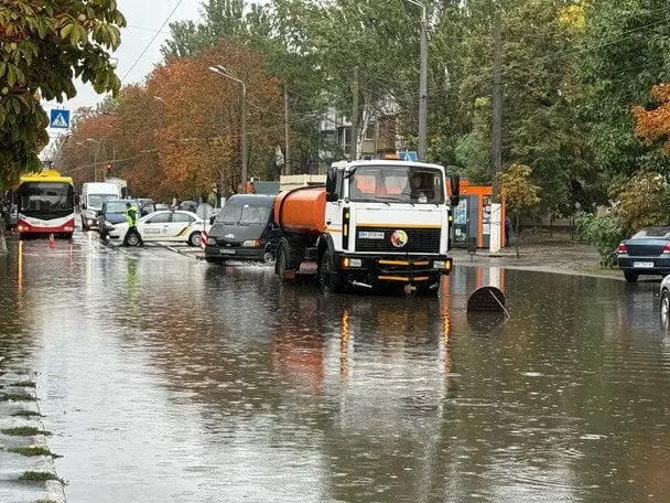 Одеса пішла під воду: у місті перекрили вулиці і плавають автівки (фото, відео)