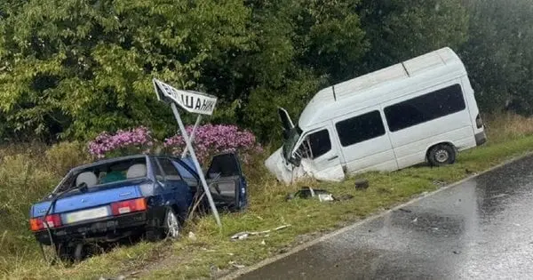 Водій ВАЗ загинув у лобовій аварії з бусом біля Самбора