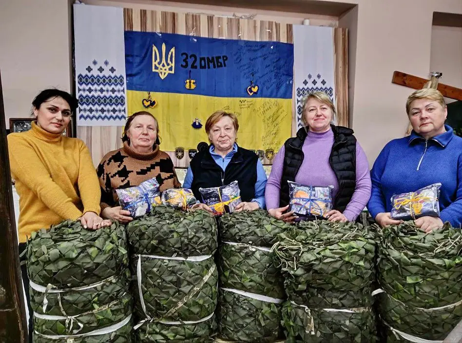 Волонтери осередку «Блиставицькі Тенета» за місяць виготовили 22 маскувальні сітки для військових (фото)